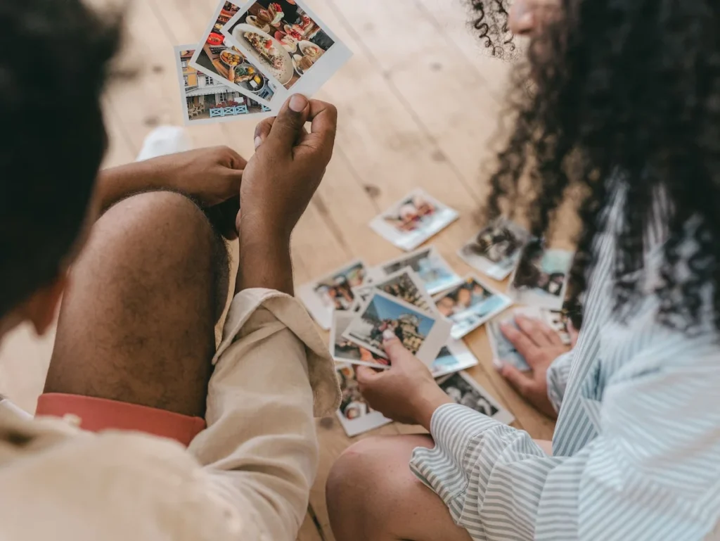 Valentijnsdag-foto-kijken-samen