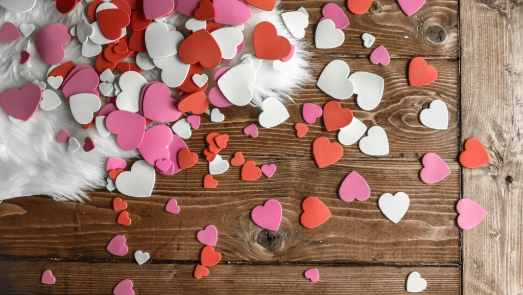 Valentijnsdag-tafel-decoratie-hartjes